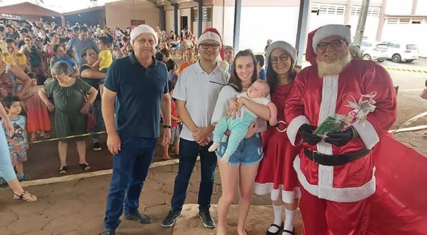 Papai Noel chega para fazer a entrega dos presentes e muitas guloseimas