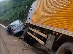 Acidente entre caminhão e carro é registrado em terceira faixa da BR-282