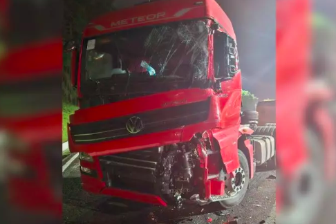 Ônibus com 40 estudantes bate de frente com caminhão na Serra de SC; motoristas ficam feridos