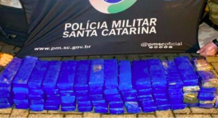 Mulheres que transportavam drogas em carro junto com bebê e criança são presas na SC-157