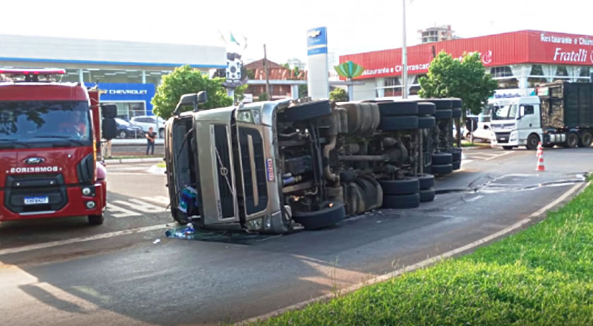 Carreta carregada com carne suína capota na BR-282
