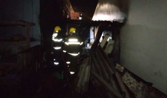 Princípio de incêndio em depósito no pátio de residência mobilizou bombeiros