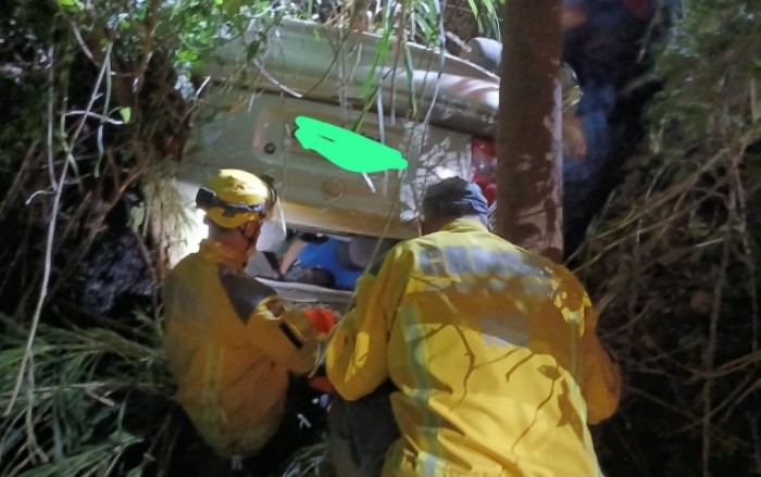 Homem fica ferido em saída de pista seguida de capotamento no interior