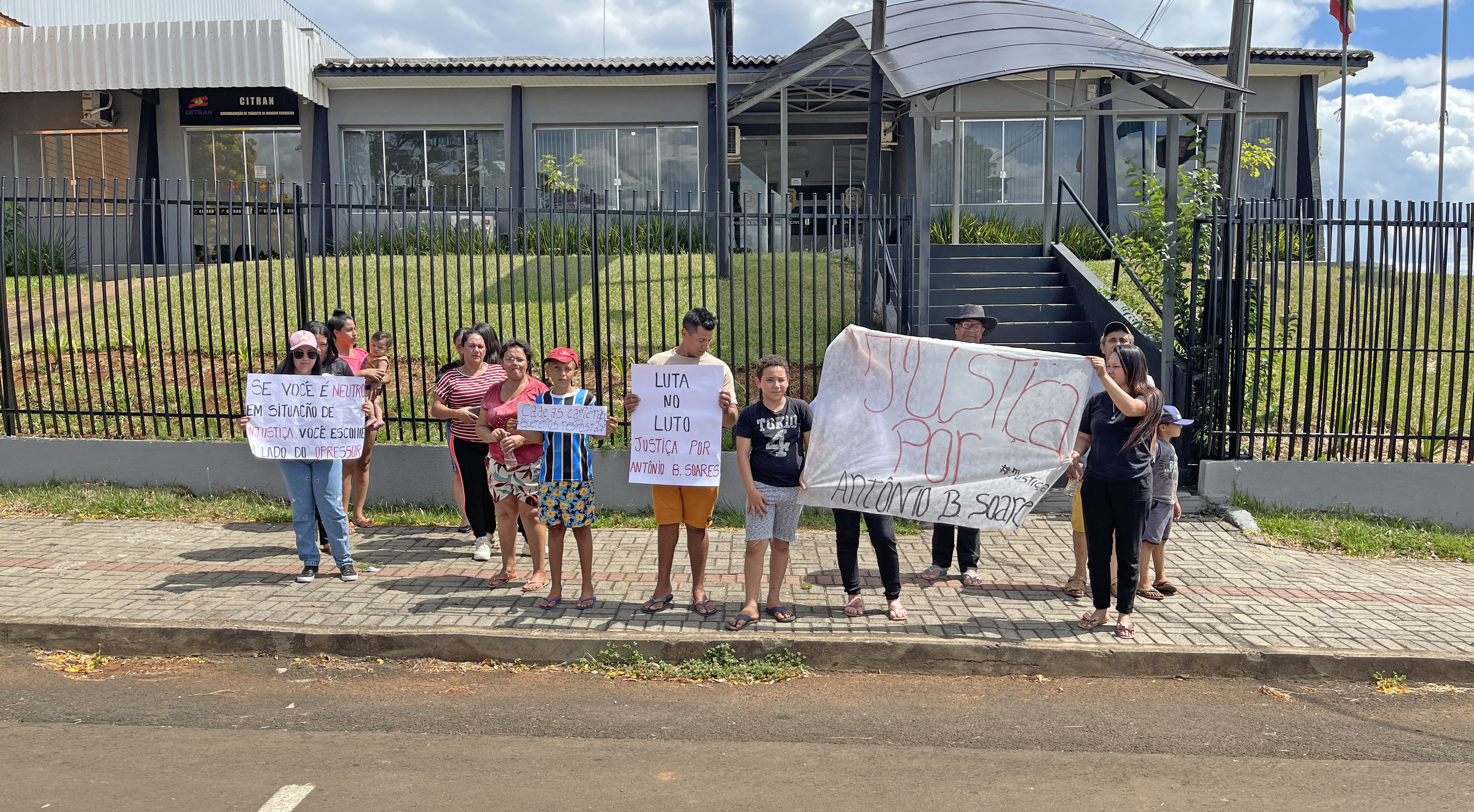 Entre lágrimas e gritos, família de Antônio Batista realiza caminhada e clama por justiça