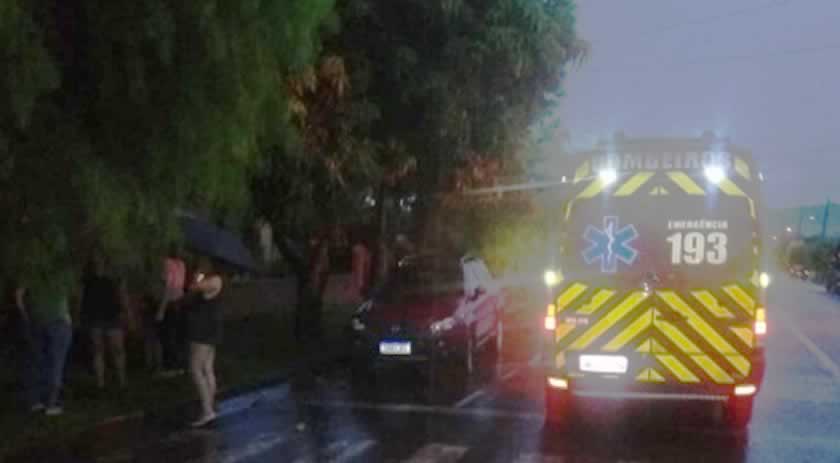 Condutora de motocicleta sofre lesões em colisão com veículo de passeio