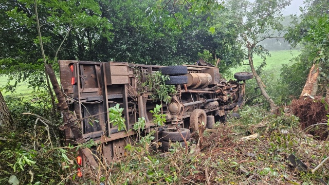 Caminhão fica sem freios e motorista pula do veículo entre Chapecó e Arvoredo