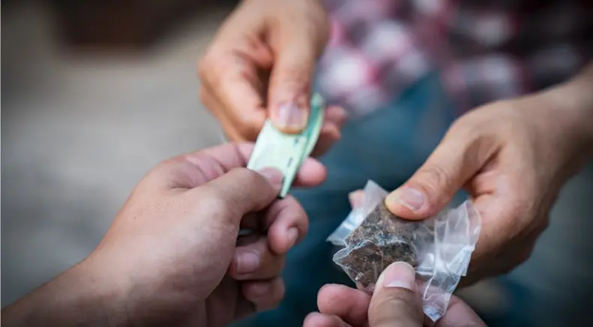 Mulher é presa após furtar loja e usar dinheiro para comprar drogas