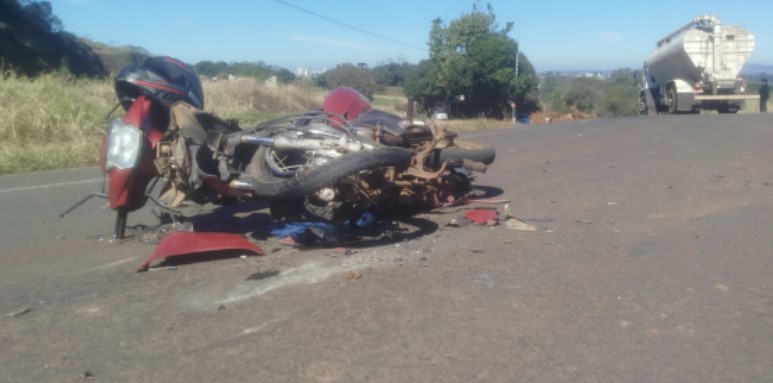 Motociclista morre após colisão com caminhão