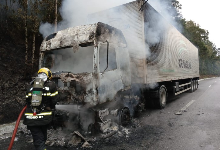 Caminhão tem cabine destruída após pegar fogo na BR-282