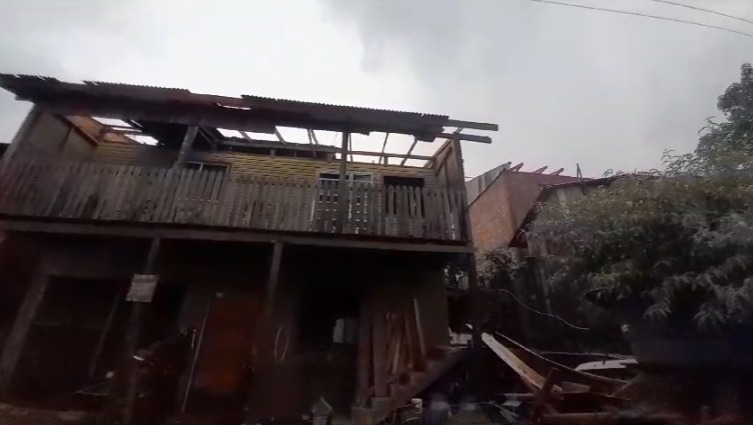 Mais de 60 casas são destelhadas por temporal em Dionísio Cerqueira