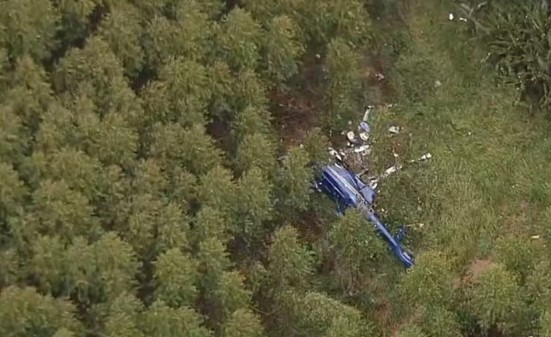 Helicóptero cai com 4 pessoas a bordo; Piloto é resgatado com vida