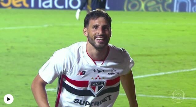 Com brilho de trio, São Paulo vence o Grêmio e assume liderança provisória do Brasileirão