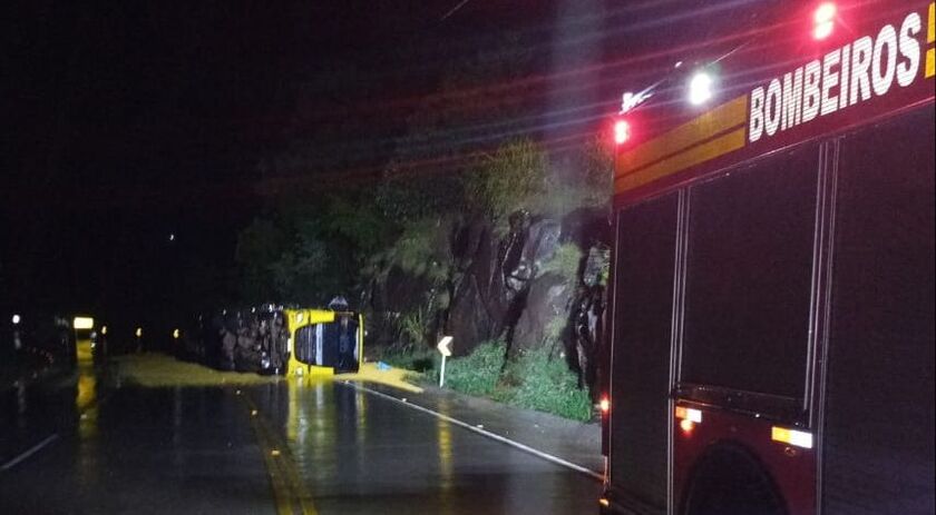 Motorista sai ileso após carreta tombar
