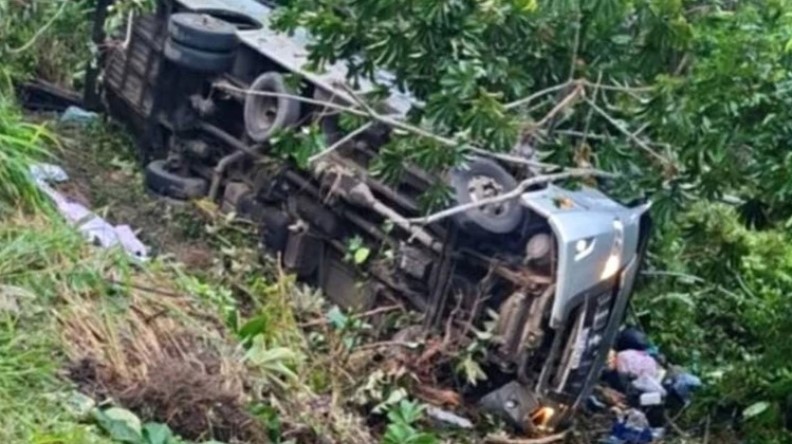 Ônibus cai em ribanceira e quatro pessoas morrem