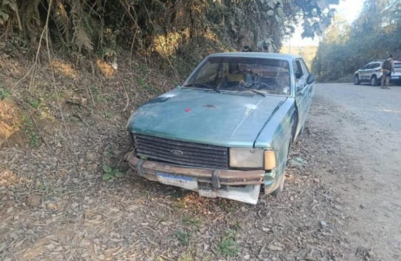 Motorista é preso por embriaguez ao volante após bater carro contra barranco