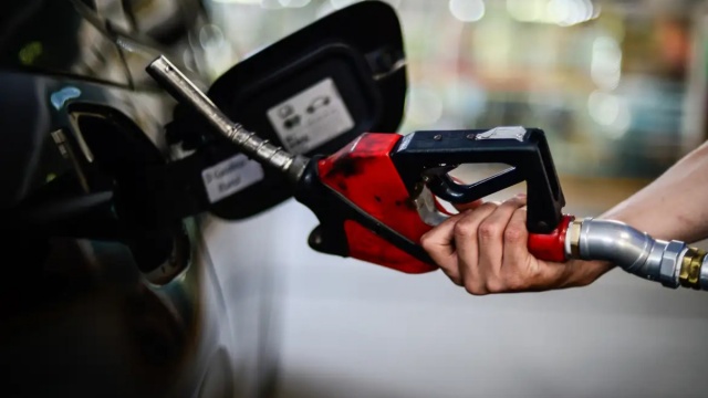 Petrobras reduz preço da gasolina em 4,9% a partir de terça-feira