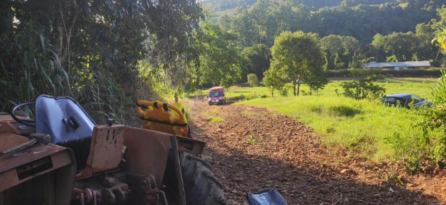 Homem perde a vida após trator tombar