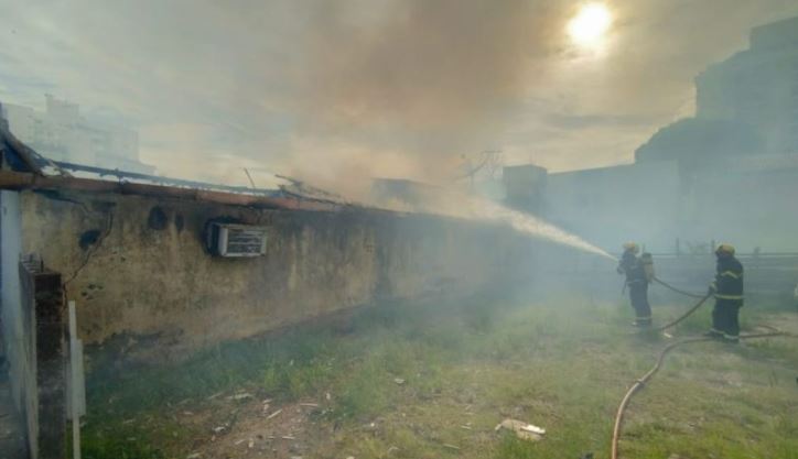 Incêndio na manhã de Natal deixa casa completamente destruída