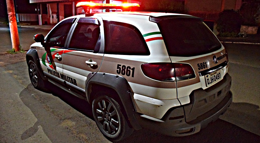 Mulher é denunciada por maus-tratos contra o próprio filho e tenta agredir policiais