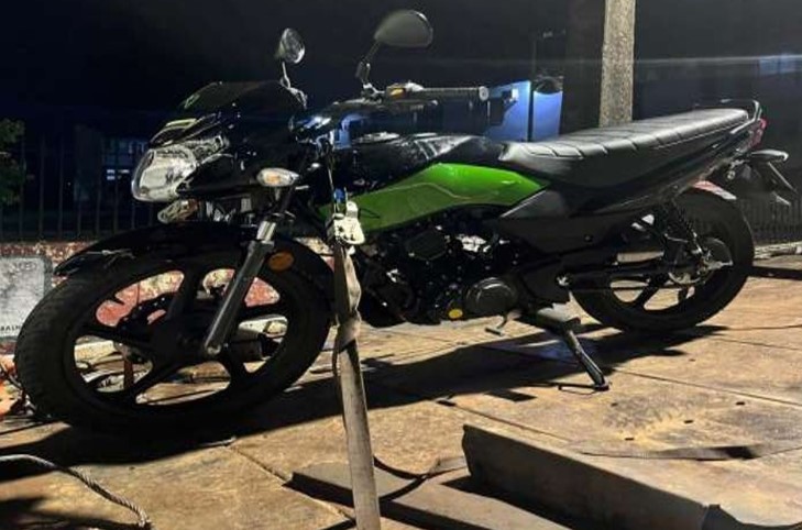 Motocicleta furtada é encontrada em pátio de residência