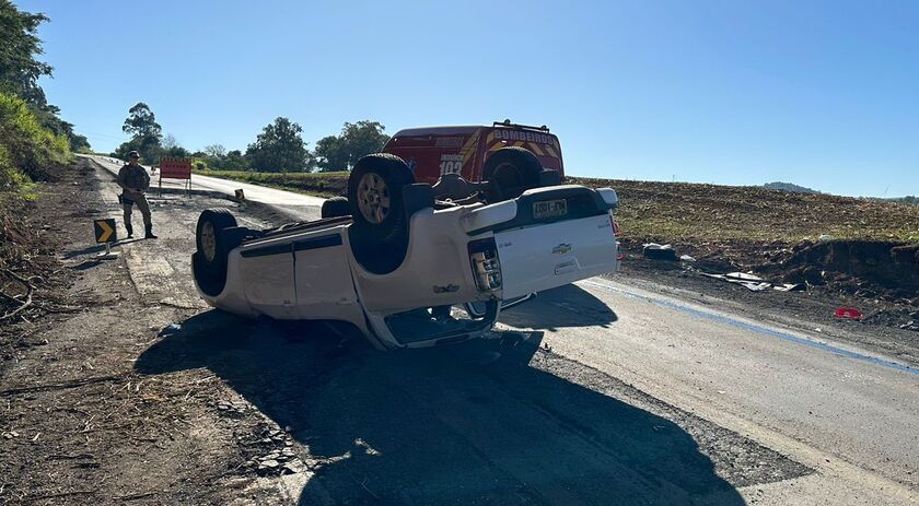 Camionete de São Miguel do Oeste capota na BR 163, em Dionísio Cerqueira