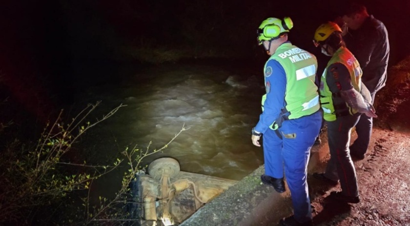 Veículo cai em rio e fica parcialmente submerso entre São Miguel do Oeste e Paraíso