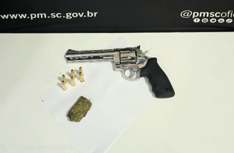 Arma de fogo é apreendida durante em ocorrência de ameaça entre duas mulheres