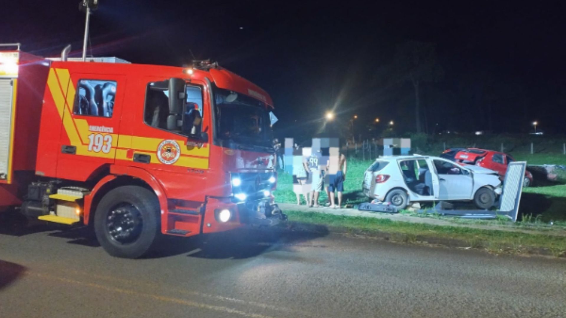 Dois carros se envolvem em acidente; com o impacto acabam batendo em parada de ônibus e veículo estacionado