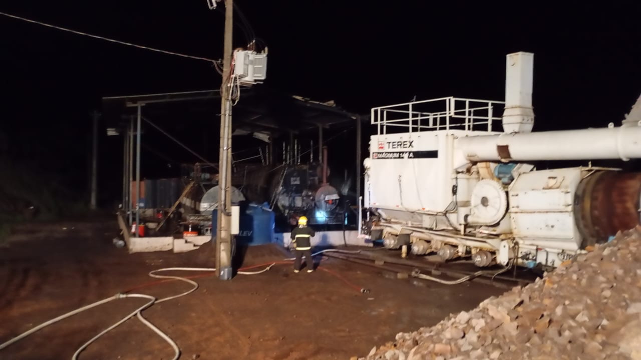 Mais de 5 mil litros de água são utilizados para combater incêndio em uma usina de asfalto