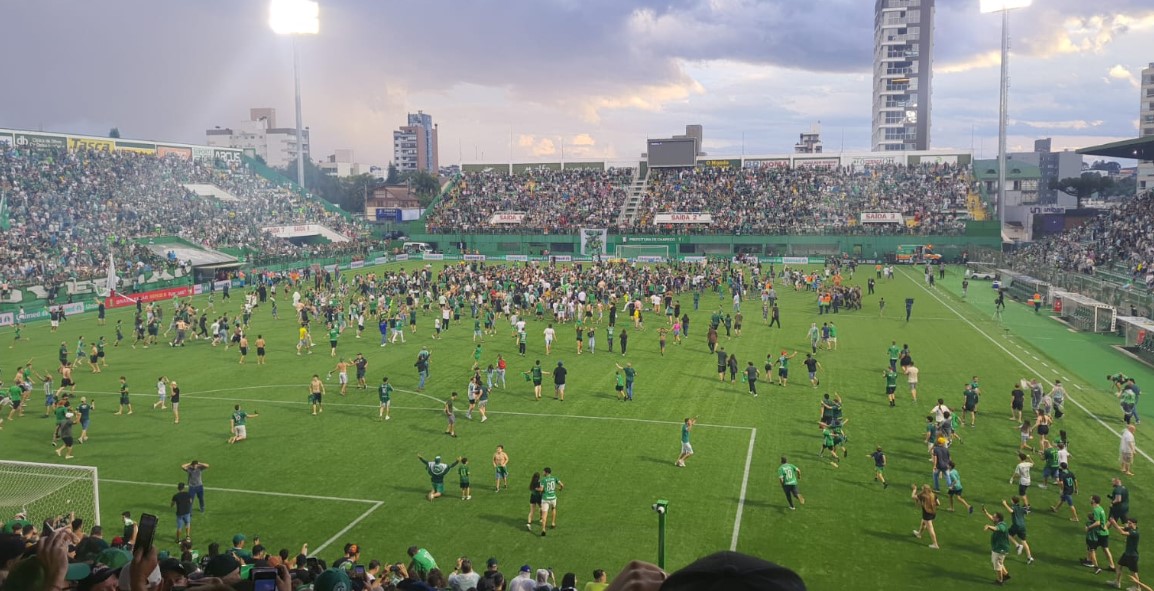 Chapecoense vence Atlético-GO e confirma retorno à Série A do Brasileirão
