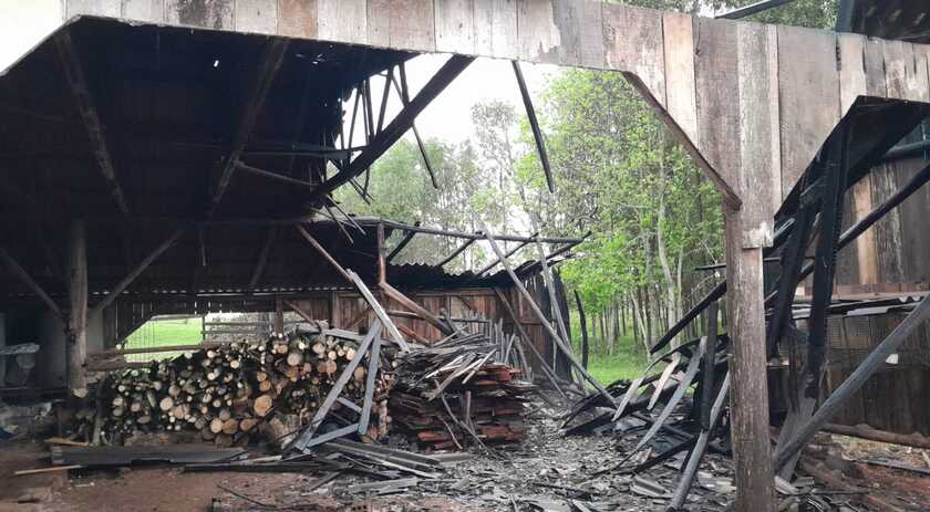 Incêndio deixa galpão parcialmente destruído no interior de Tunápolis