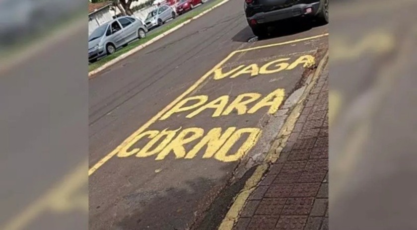 “Vaga para corno” em Chapecó tenta evitar que veículos estacionem em ponto de calçada rebaixada