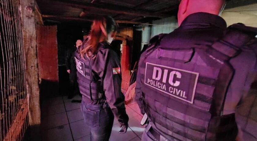 Polícia encontra armas e drogas na casa de investigado por invadir bar e ameaçar funcionários