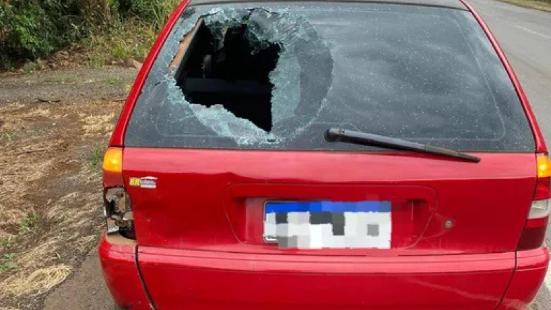 Motociclista fica ferido após colisão traseira com carro na BR-163