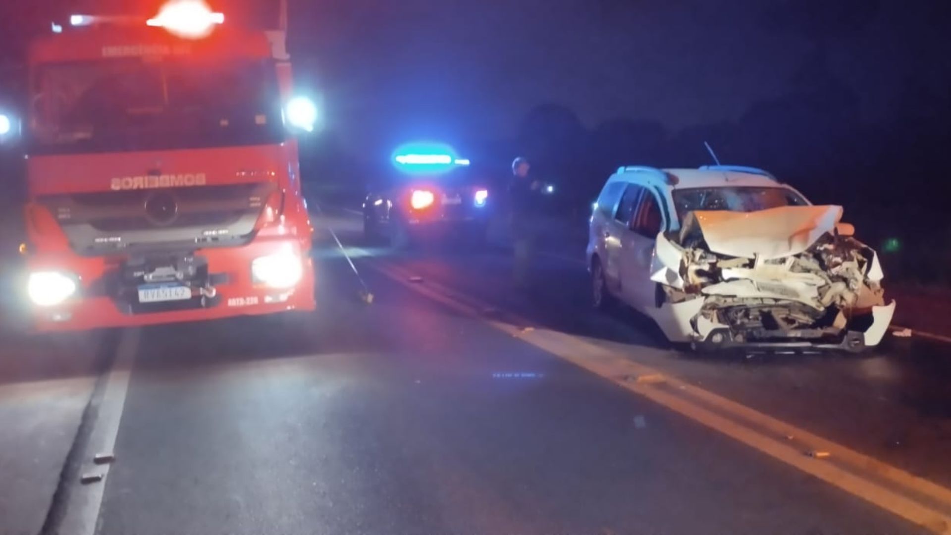 Colisão frontal na BR-282 deixa dois feridos e mobiliza equipes de resgate na madrugada