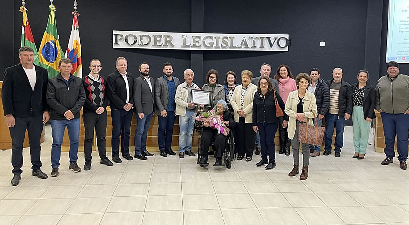 Ao completar 100 anos, ex-primeira dama é homenageada pela Câmara de Vereadores