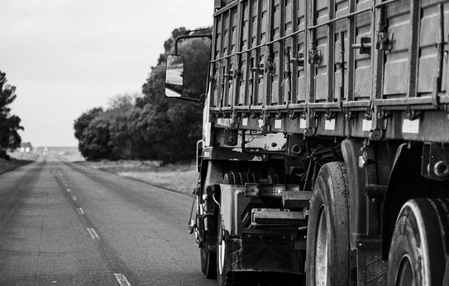 PRF flagra carreta com placa adulterada de motocicleta durante fiscalização
