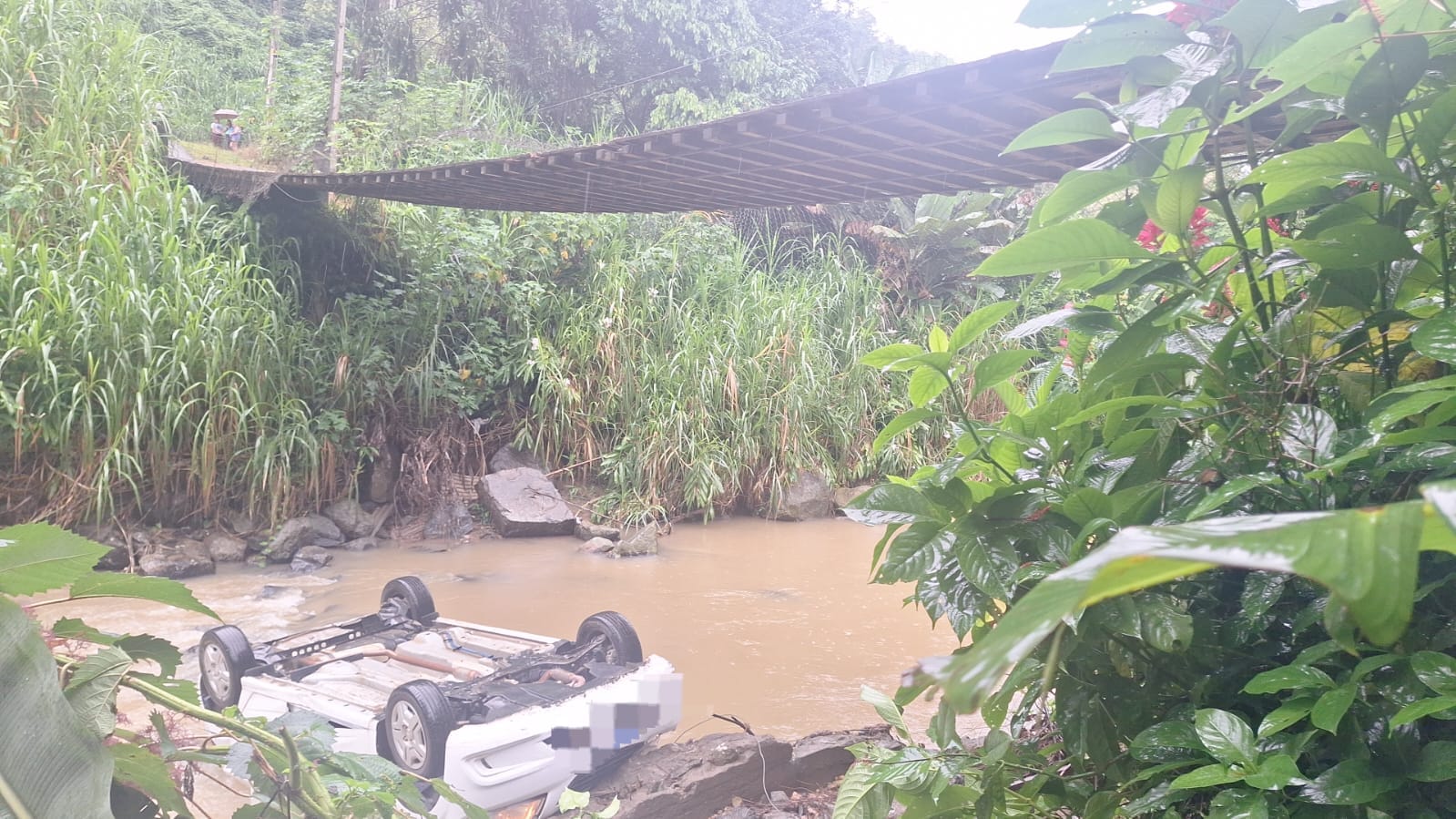 Homem de 80 anos morre após cair com carro dentro de rio