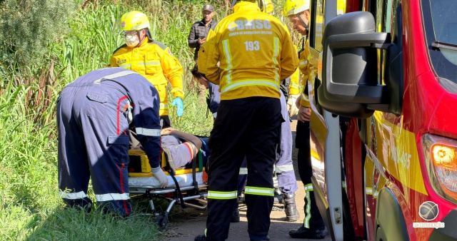 Saída de pista seguida de queda em ribanceira deixa casal ferido na BR-163