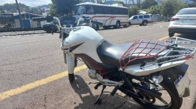 Conversão proibida provoca colisão entre carro e moto e deixa passageiro ferido
