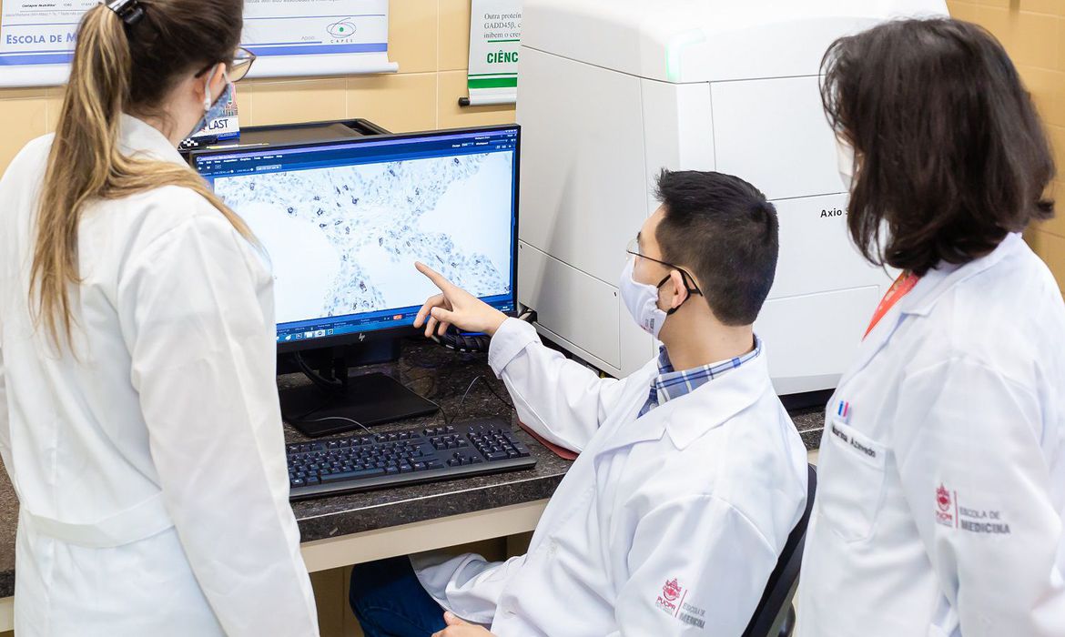 Brasil teve queda de 7,4% na produção científica entre 2022 e 2021