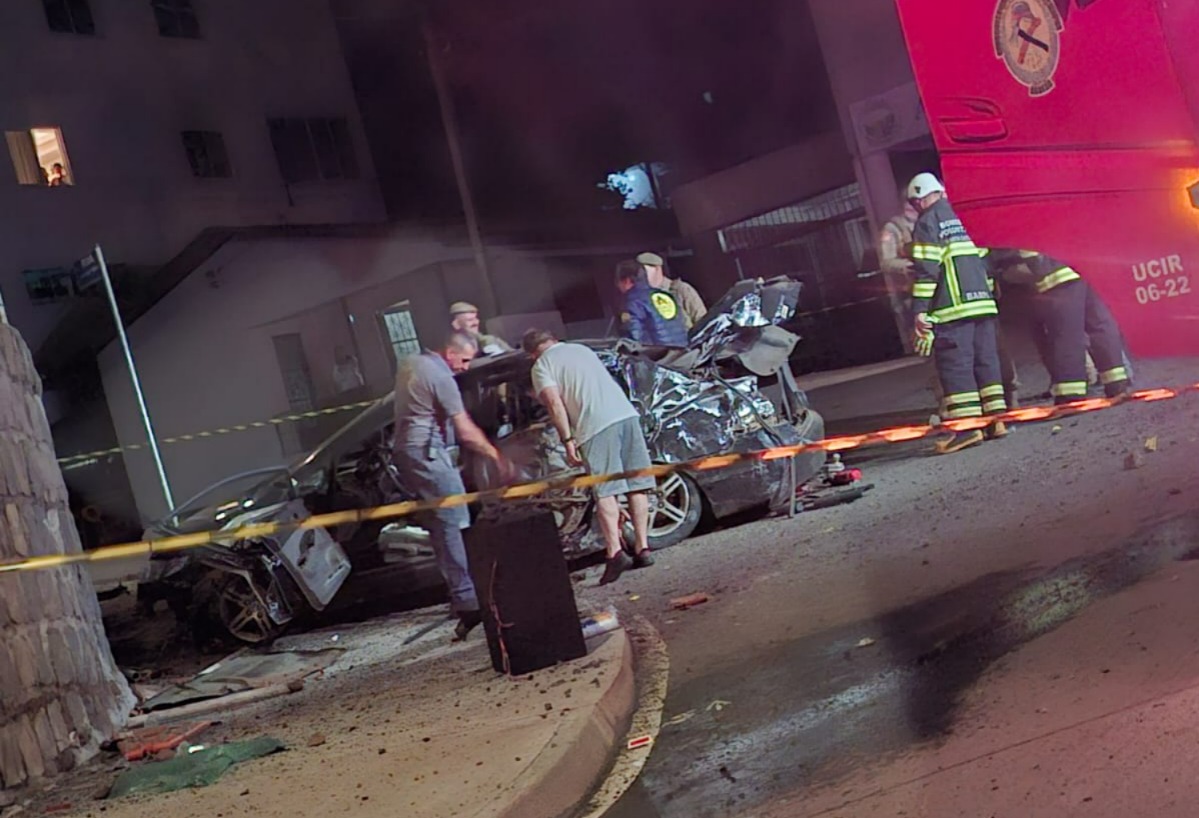 Mulher fica gravemente ferida após carro bater contra poste