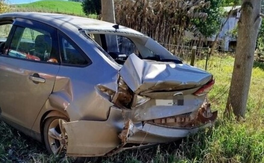 Colisão deixa jovem ferida na BR-282