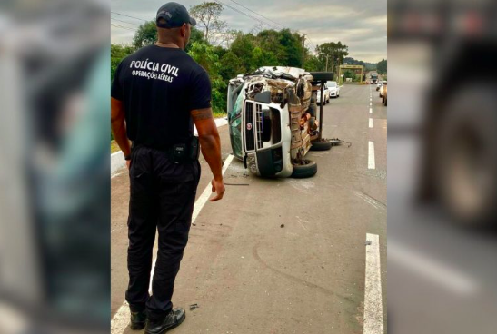 Duas mulheres e um bebê são resgatados pelo Saer após batida entre carro e carreta em SC