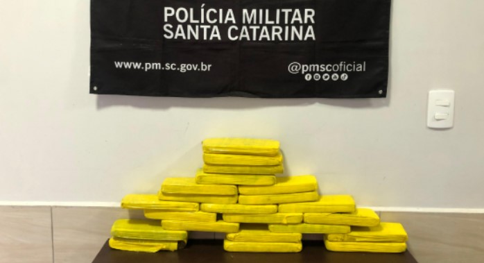 PMRv intercepta ônibus e drogas são encontradas em mala de menor