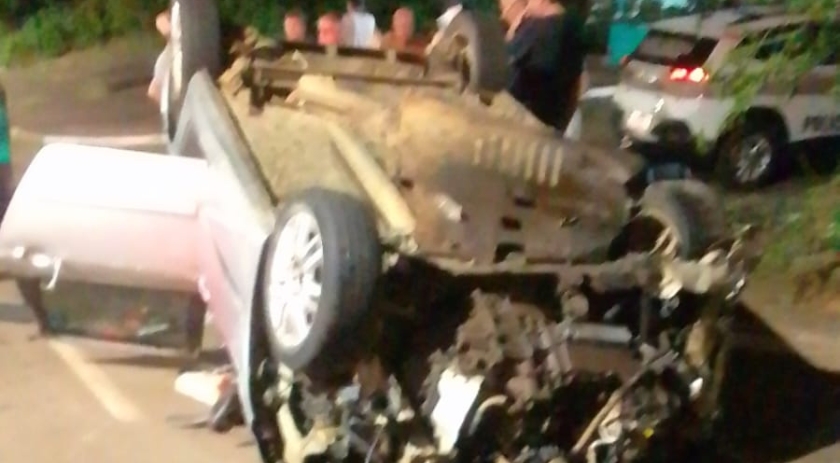 Capotamento mobiliza Bombeiros e SAMU No centro da cidade