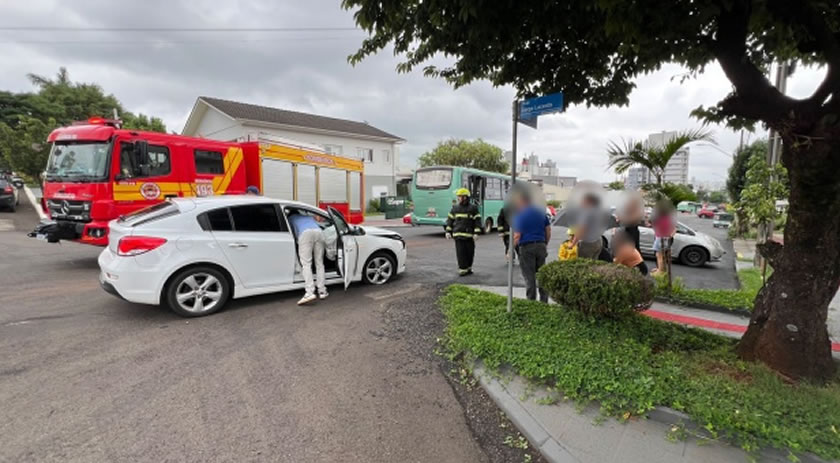 Colisão entre carro e micro-ônibus deixa criança ferida