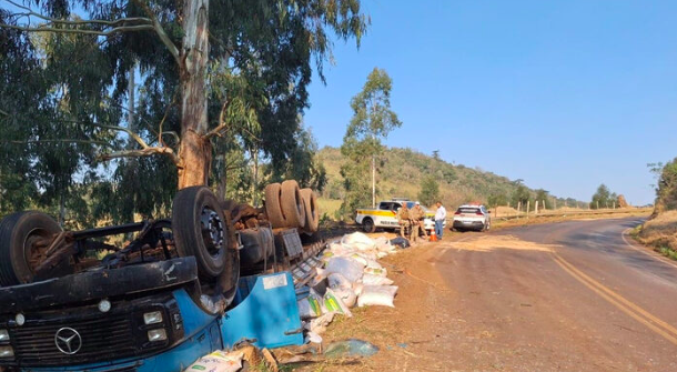 Motorista morre ao ficar preso às ferragens em acidente com caminhão no Oeste de SC