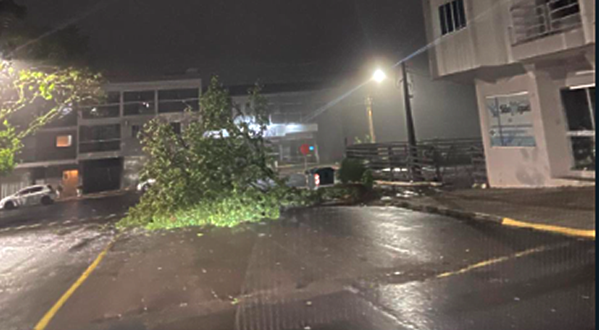 Temporal com granizo e ventania causa destruição durante a madrugada