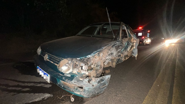 Motorista e passageiro fogem após colisão entre carro e caminhão na BR-282